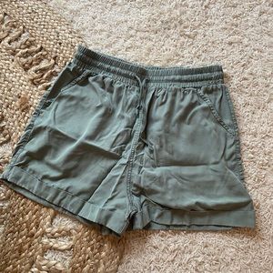 OLIVE GREEN UNIVERSAL THREAD SHORTS